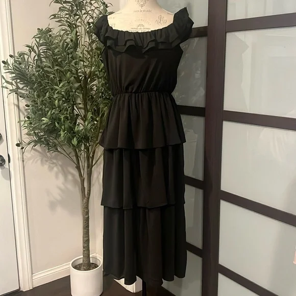 Elegant Black Ruffle Maxi Dress - Picture 1 of 4
